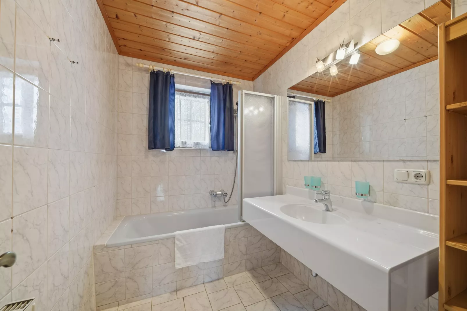 Apartment "Sonnberg"-Bathroom