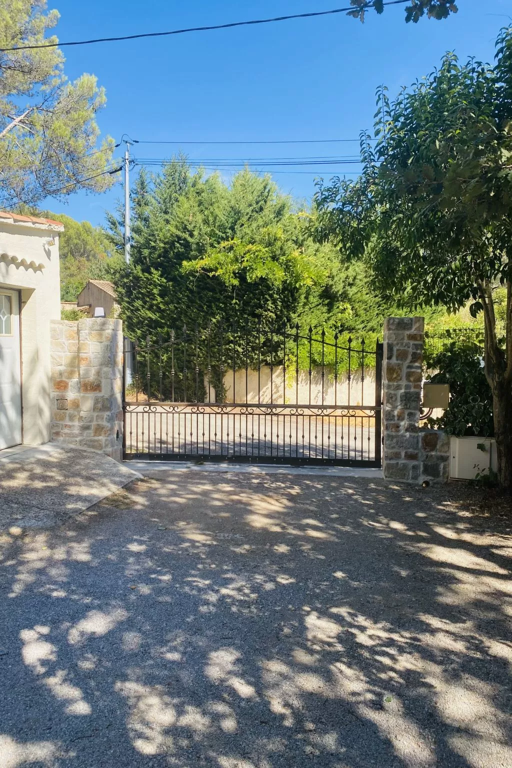 Les Pierres Fleuries-Outside