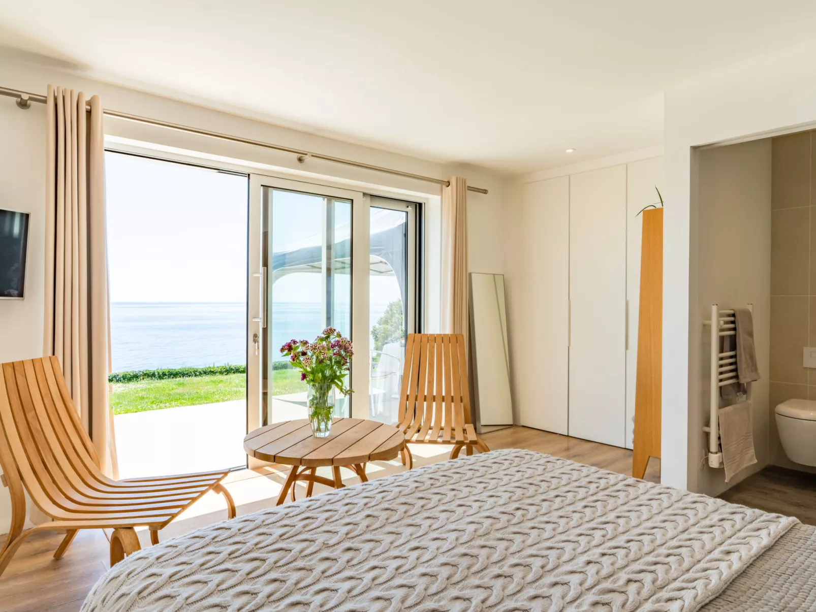 Avalon Sea Views-Dedans