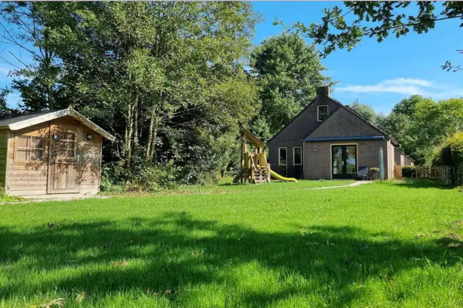 6 - Person Forest Pet & Family Bungalow-Garten Sommer