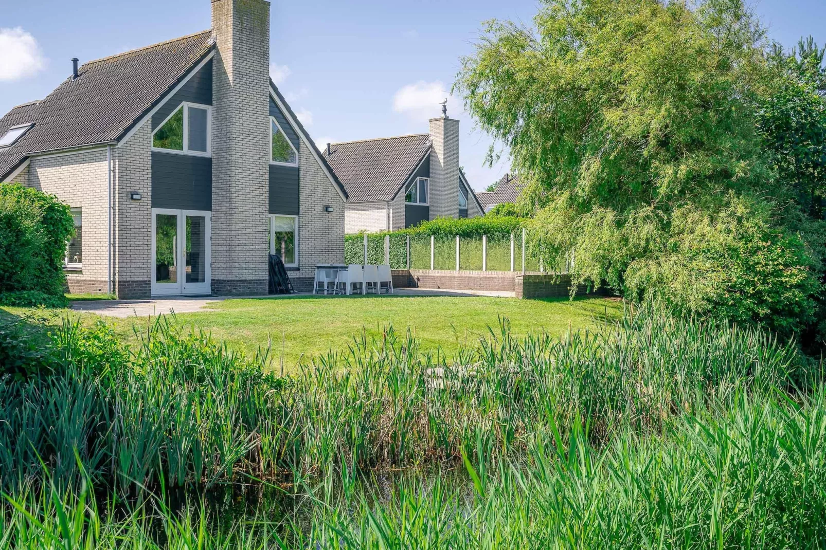 Kamperfoelie 67-Exterior in summer