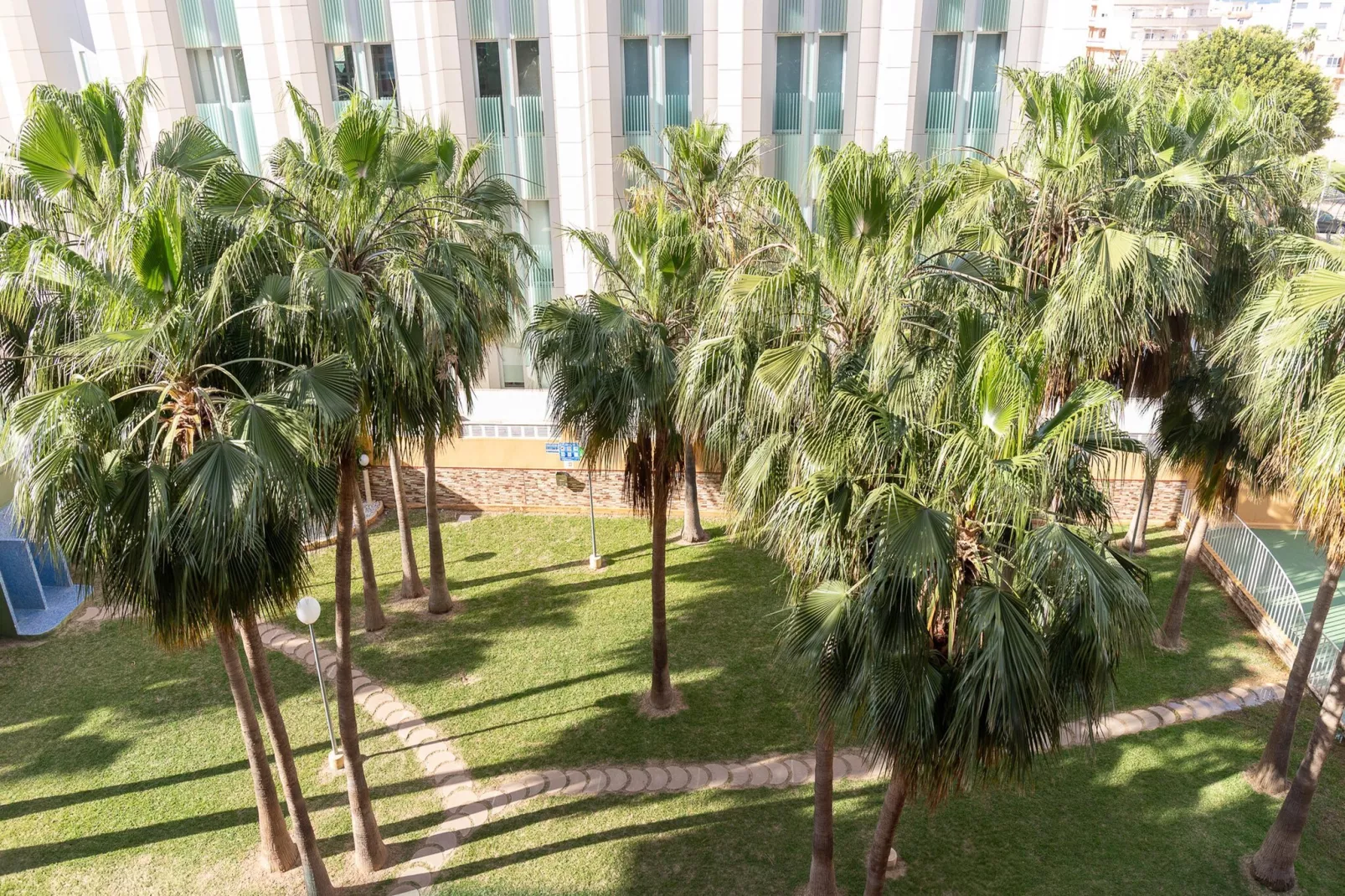 CT 386 AL - Faro's Roquetas Beach Apartment-Garten Sommer