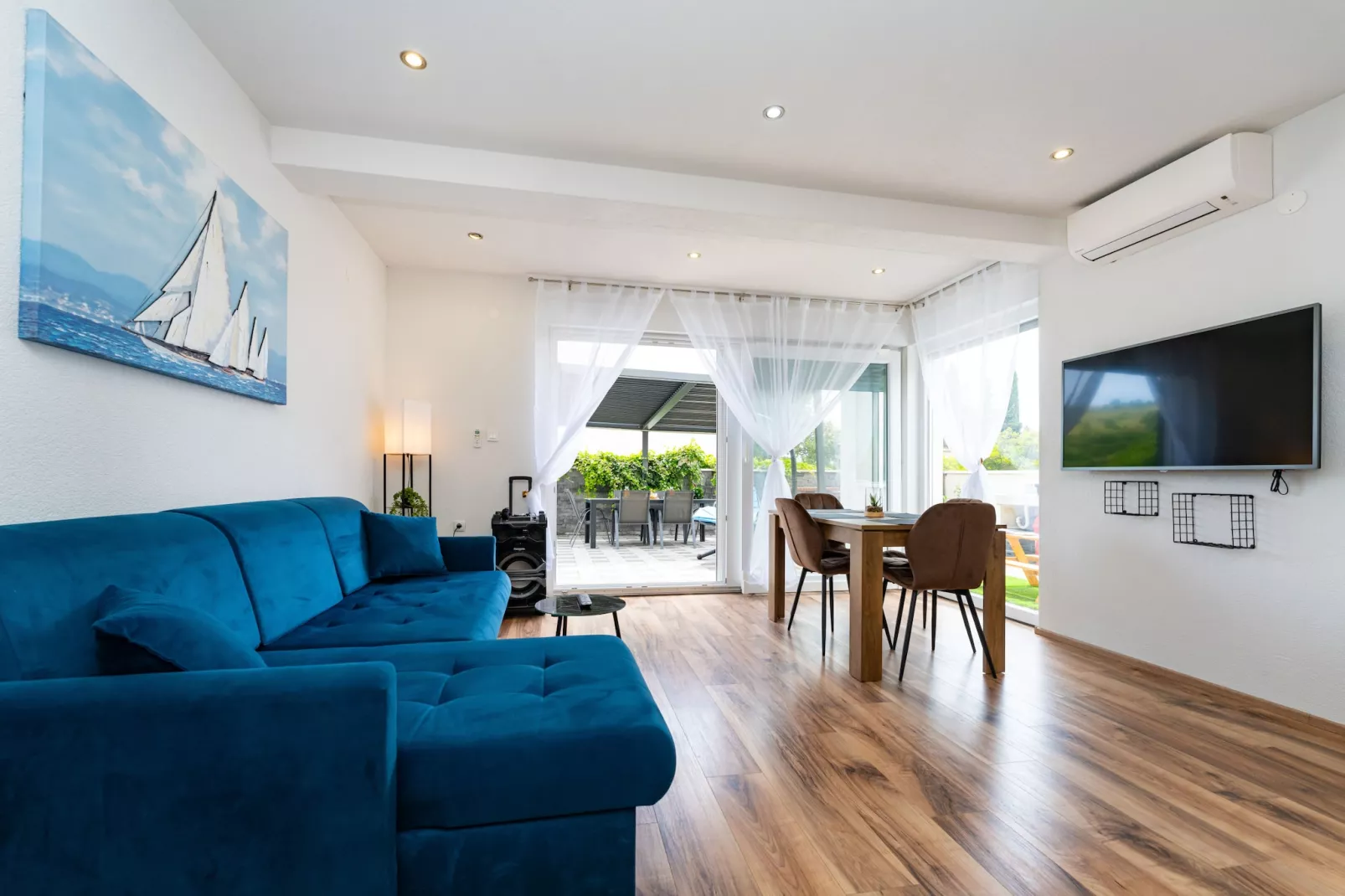 Apartment Nikita with private pool-Living room