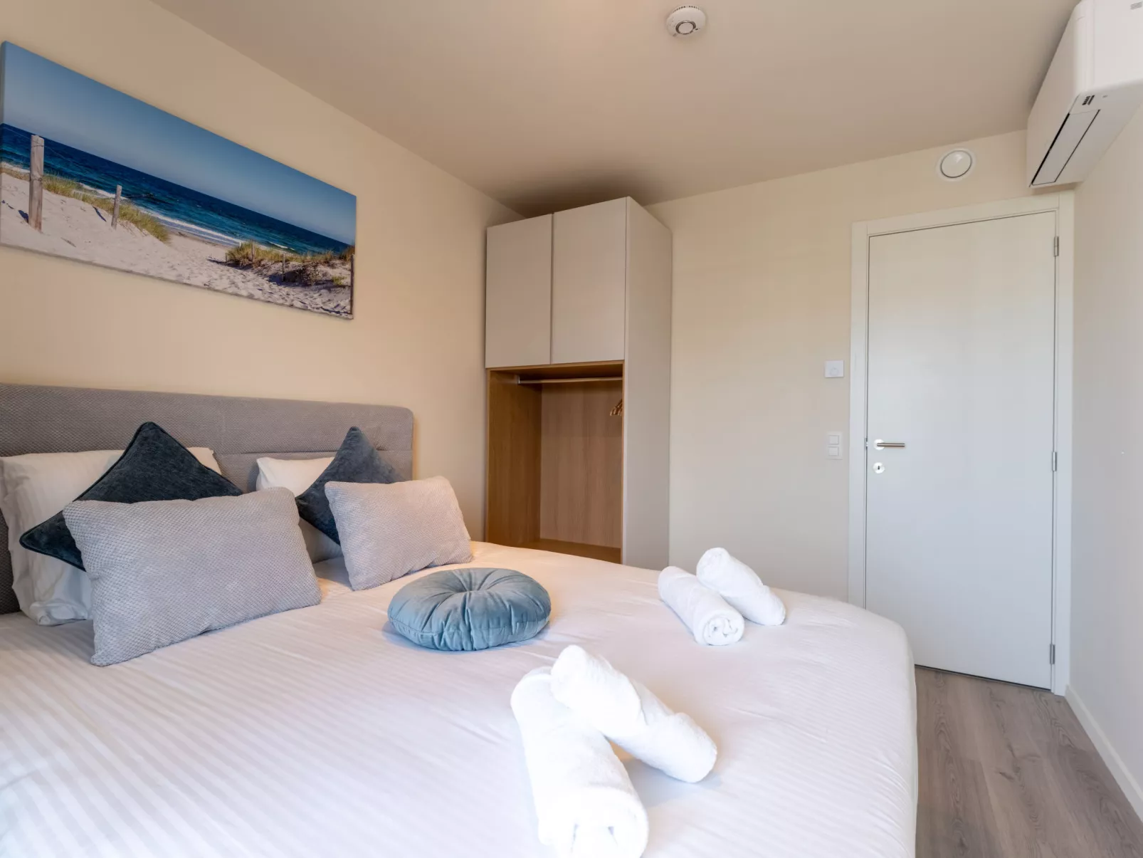 The Waves with parking-Dedans