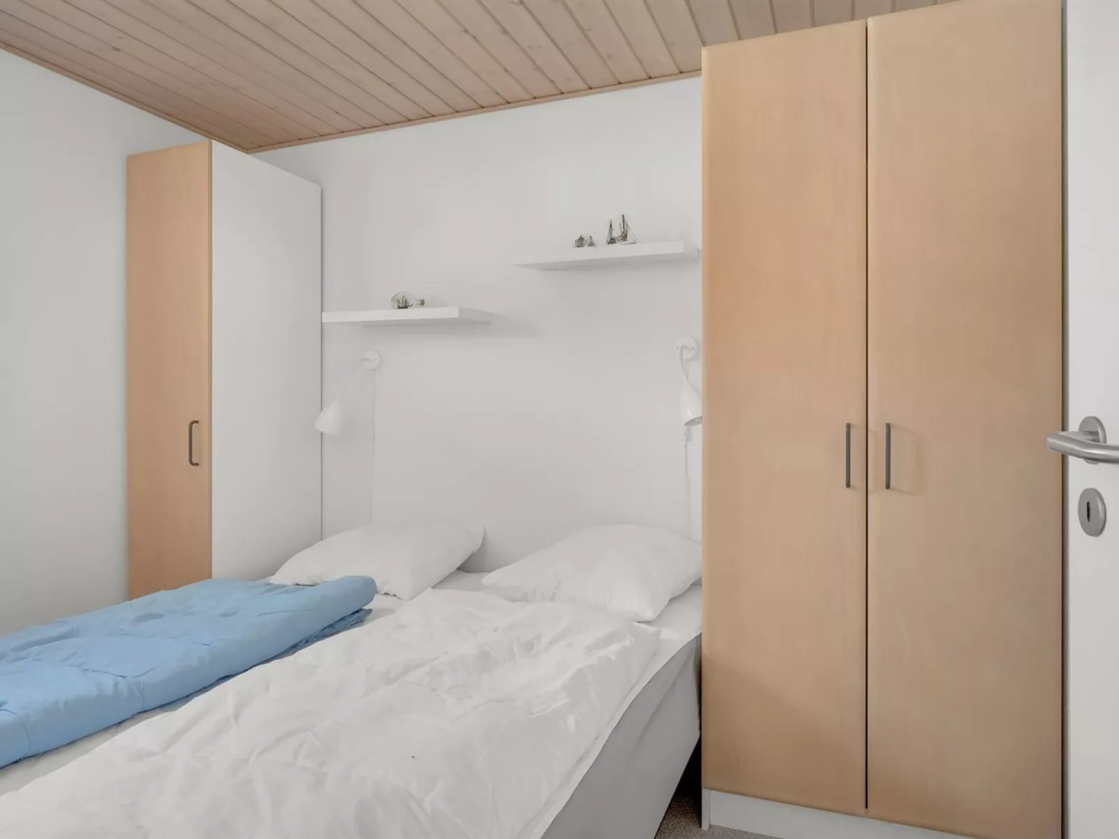 "Epiphania" - 100m to the fjord-Dedans