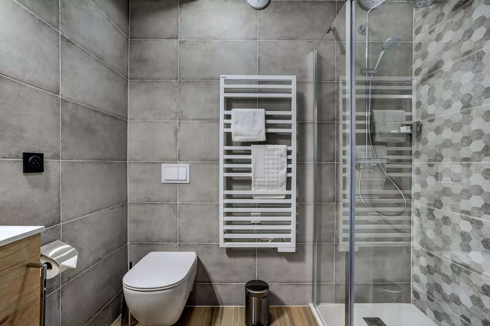 White Pearl A32-Bathroom