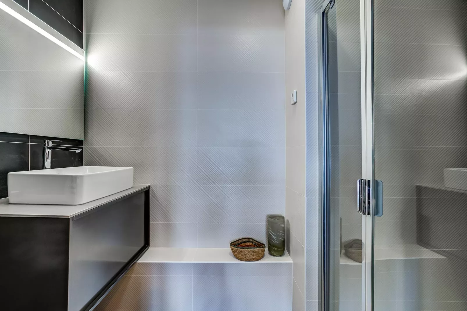 White Pearl A36-Bathroom