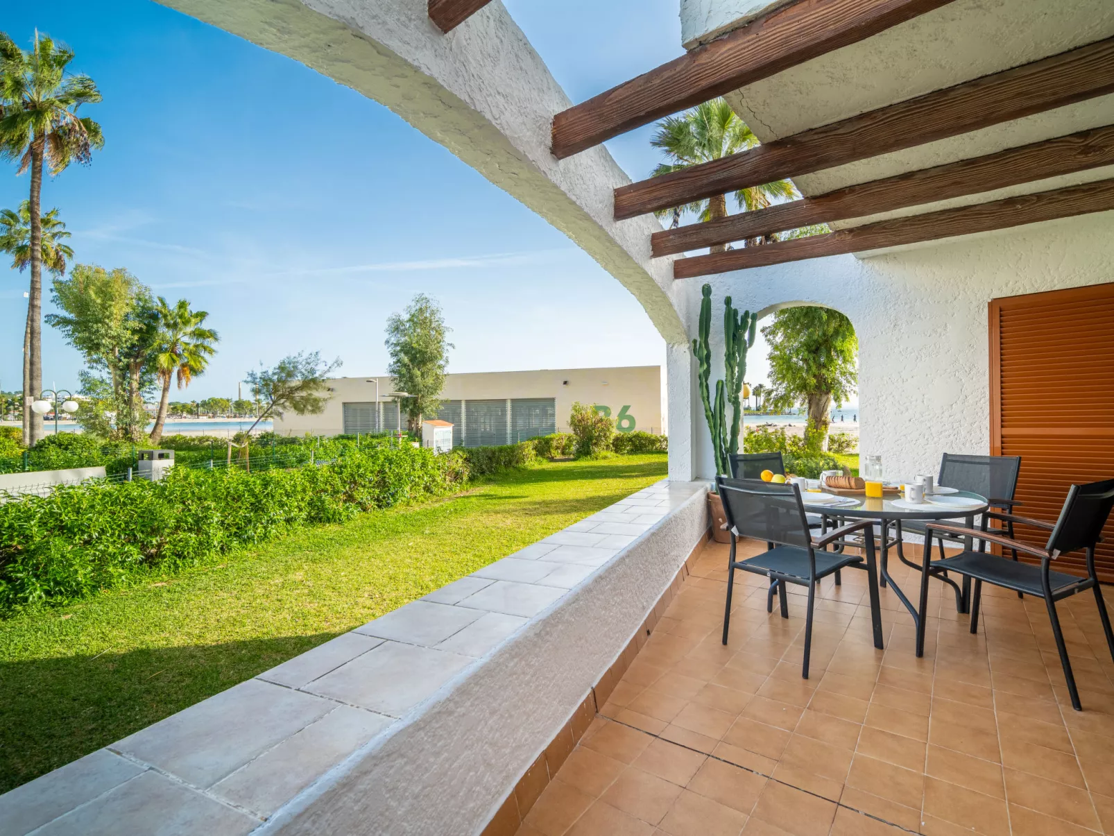 Carabela Chic-Outside