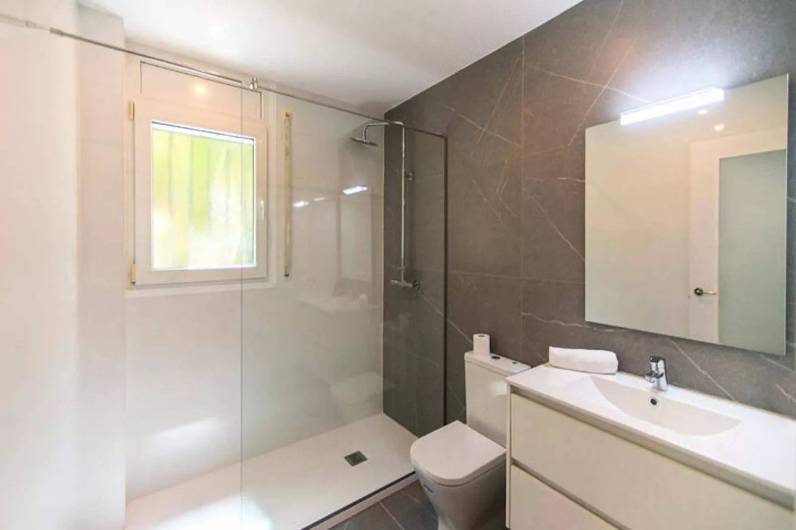 Maison à Roses-Untagged