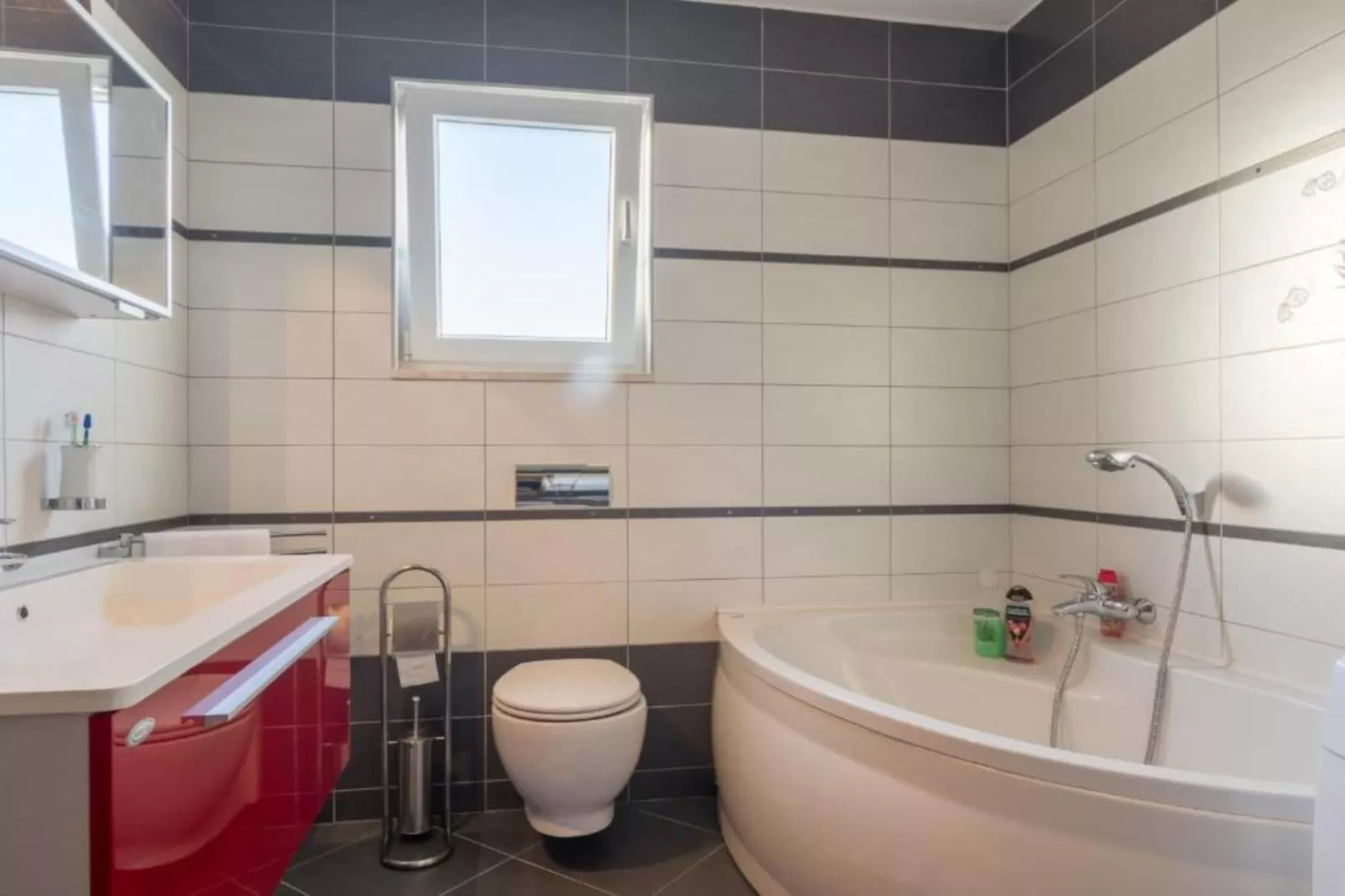 Holiday House BALEN with Swimming Pool - Six Bedroom Holiday House With Pool-Badezimmer