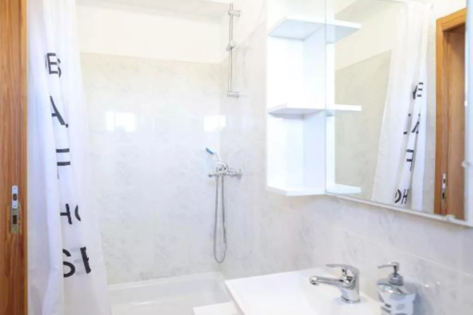 Villa Maja - Three bedroom villa with pool-Badezimmer