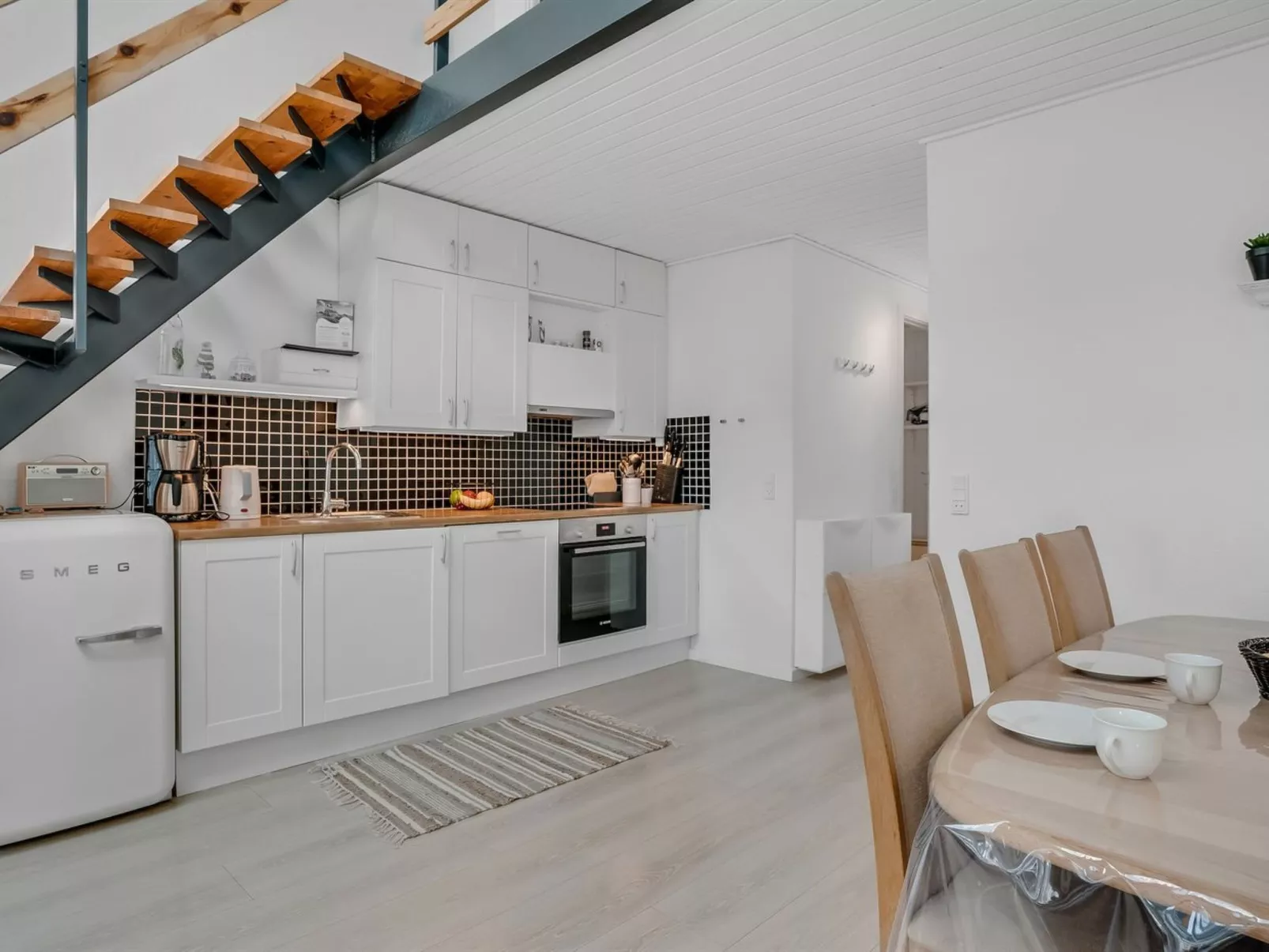 "Eleen" - 100m to the fjord-Drinnen