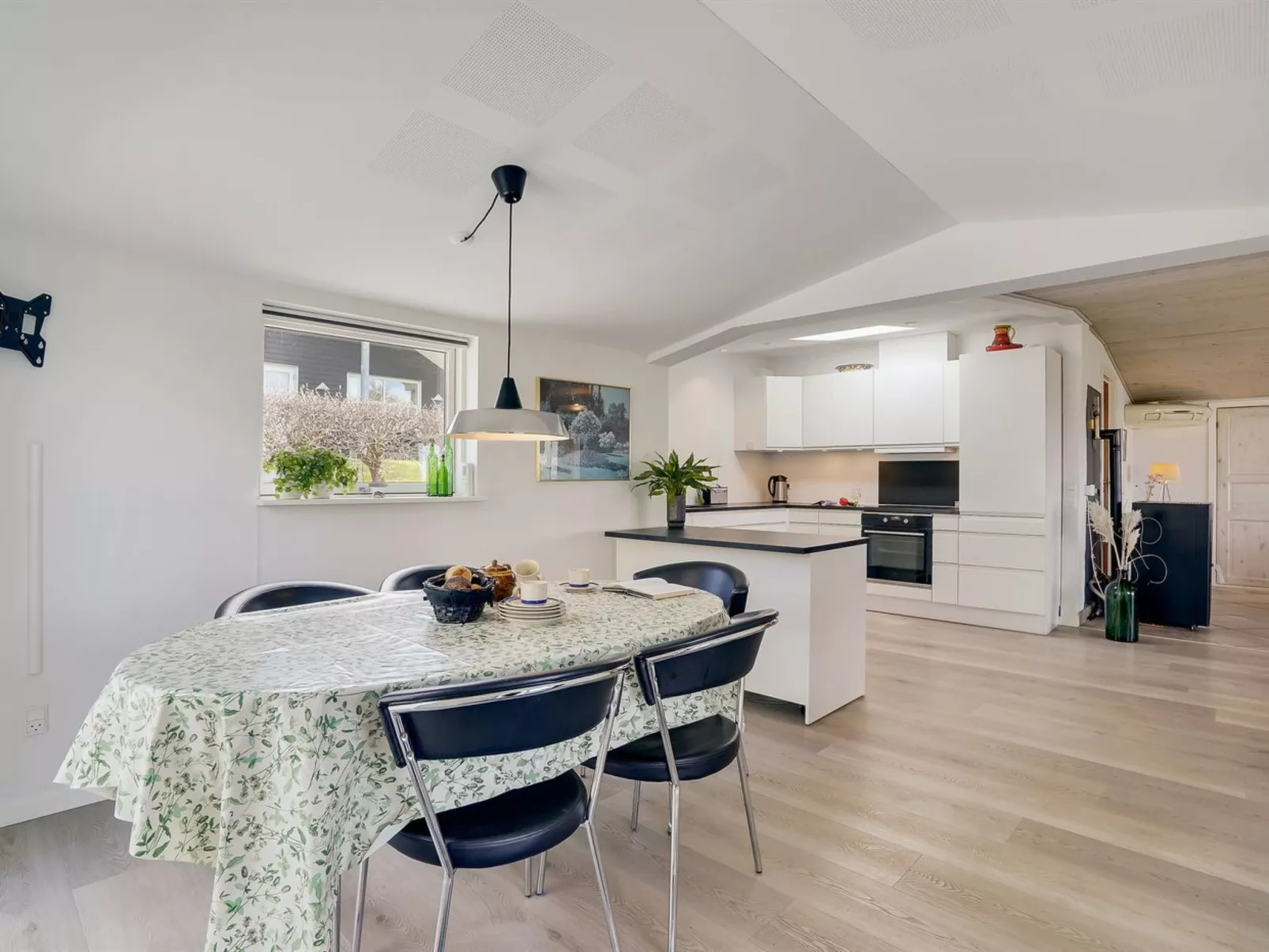 "Annabeth" - 300m to the fjord-Inside