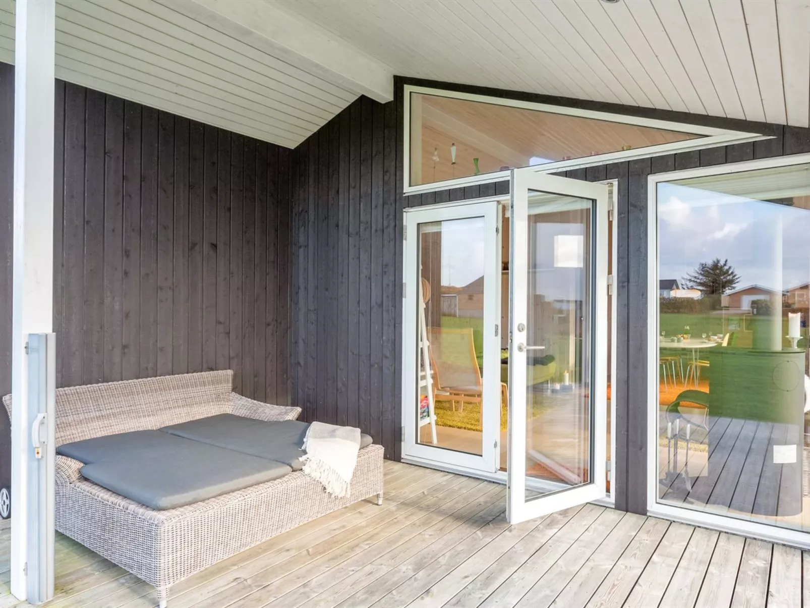 "Ginia" - 150m to the fjord-Draußen