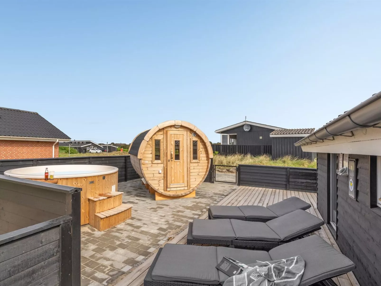 "Teoline" - 500m to the fjord-Drinnen