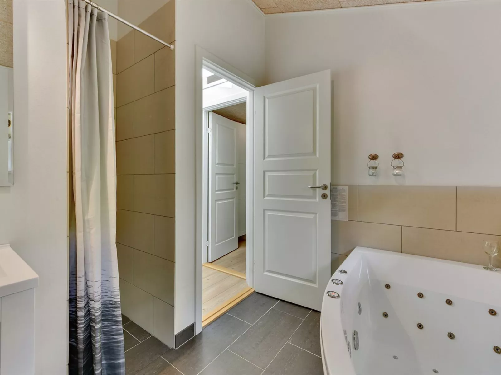 "Elena" - 800m to the fjord-Inside