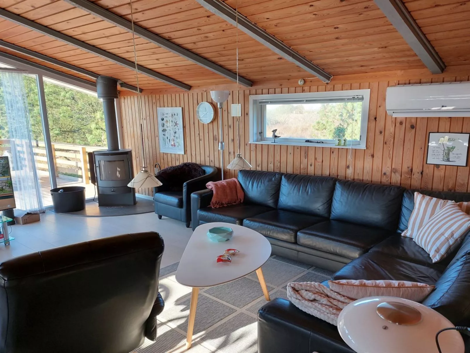 "Elgin" - 1.8km from the sea-Inside