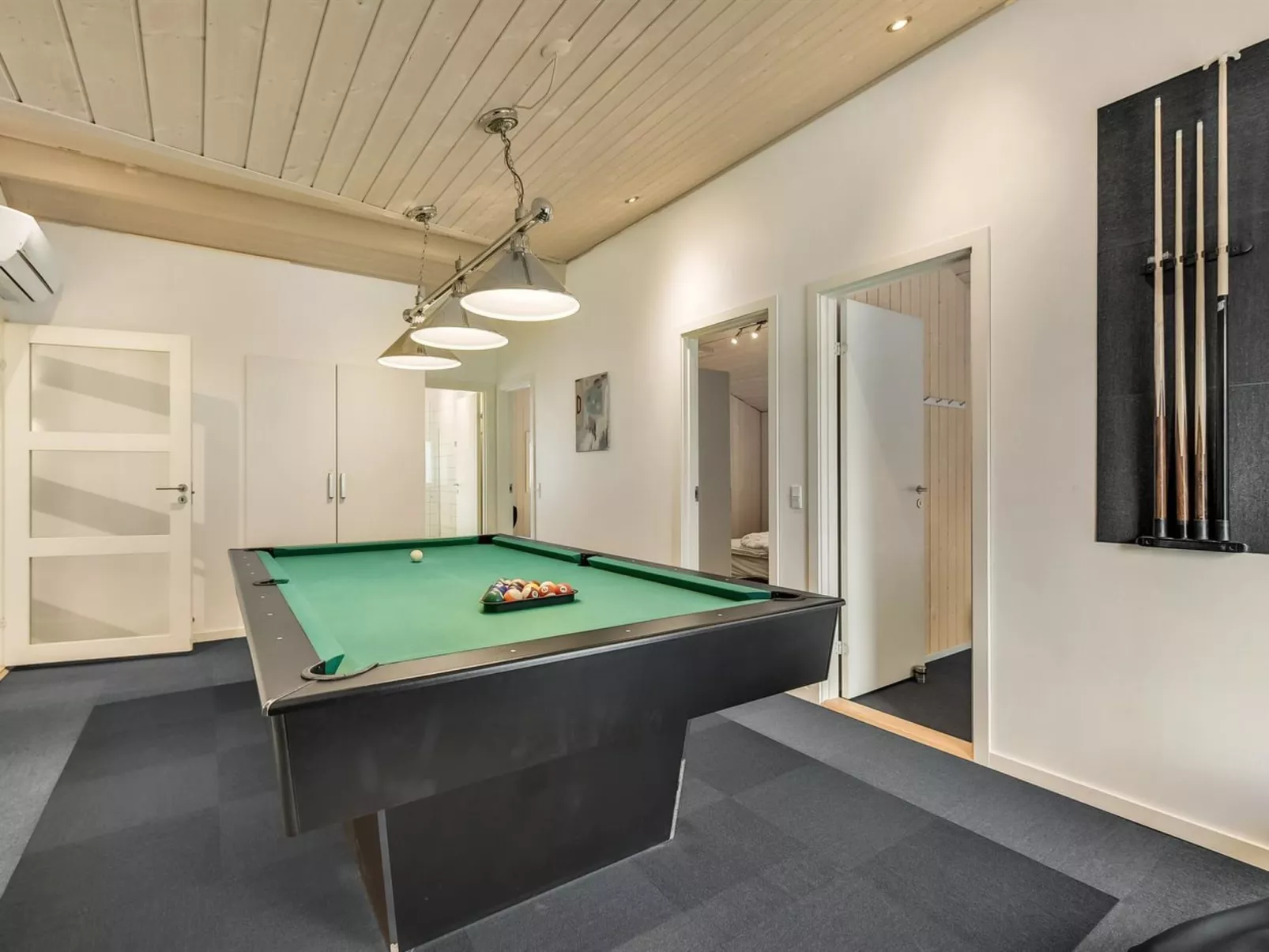 "Lav" - 3.8km from the sea-Dedans