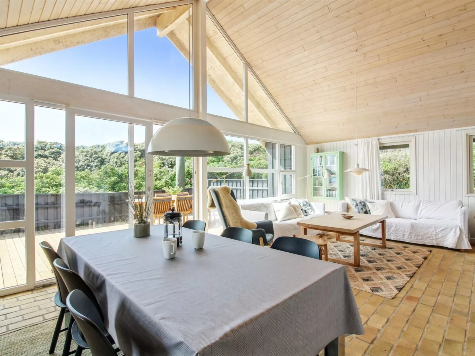 "Harry" - 100m from the sea-Dedans