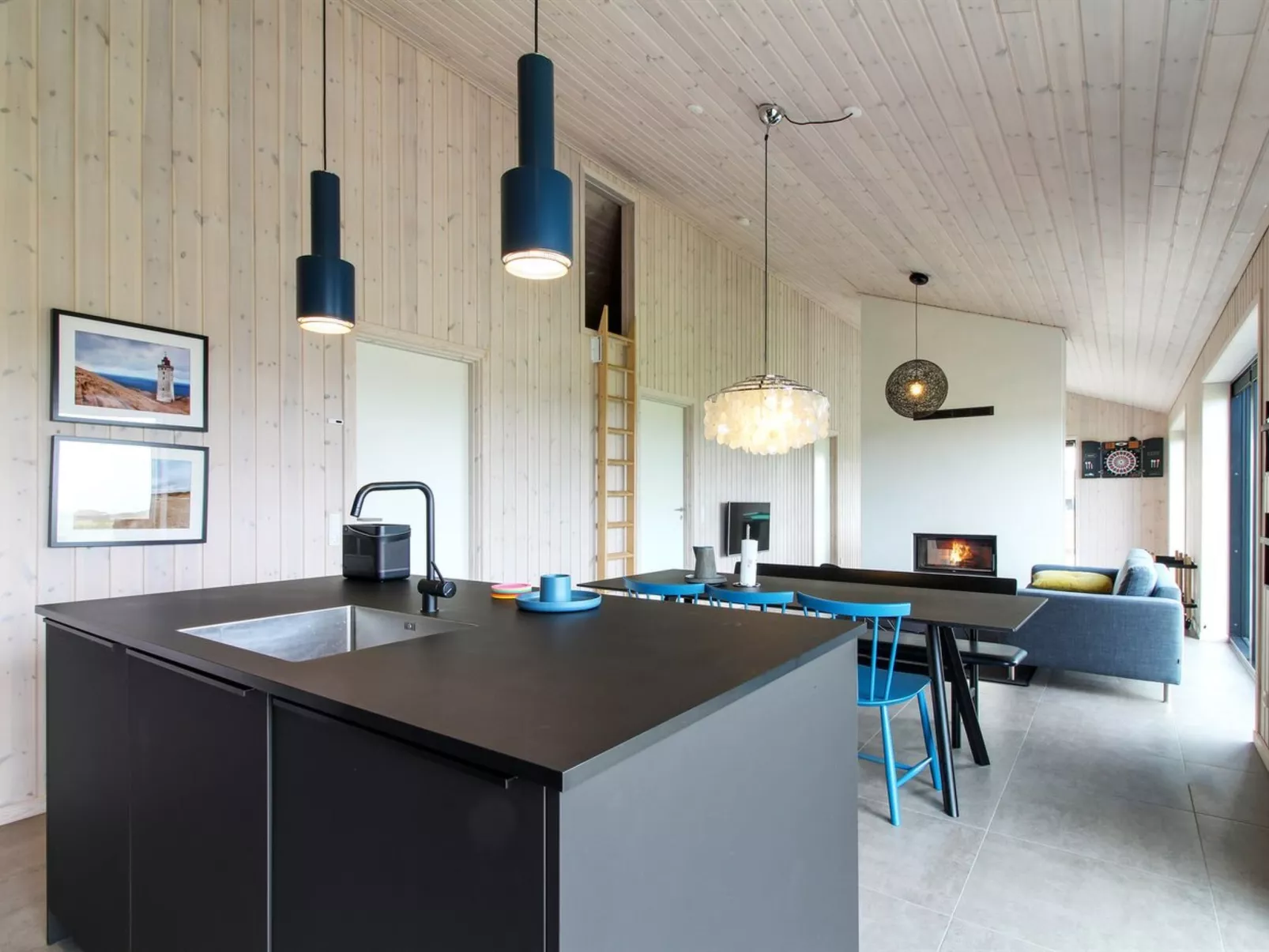 "Fannie" - 250m from the sea-Inside