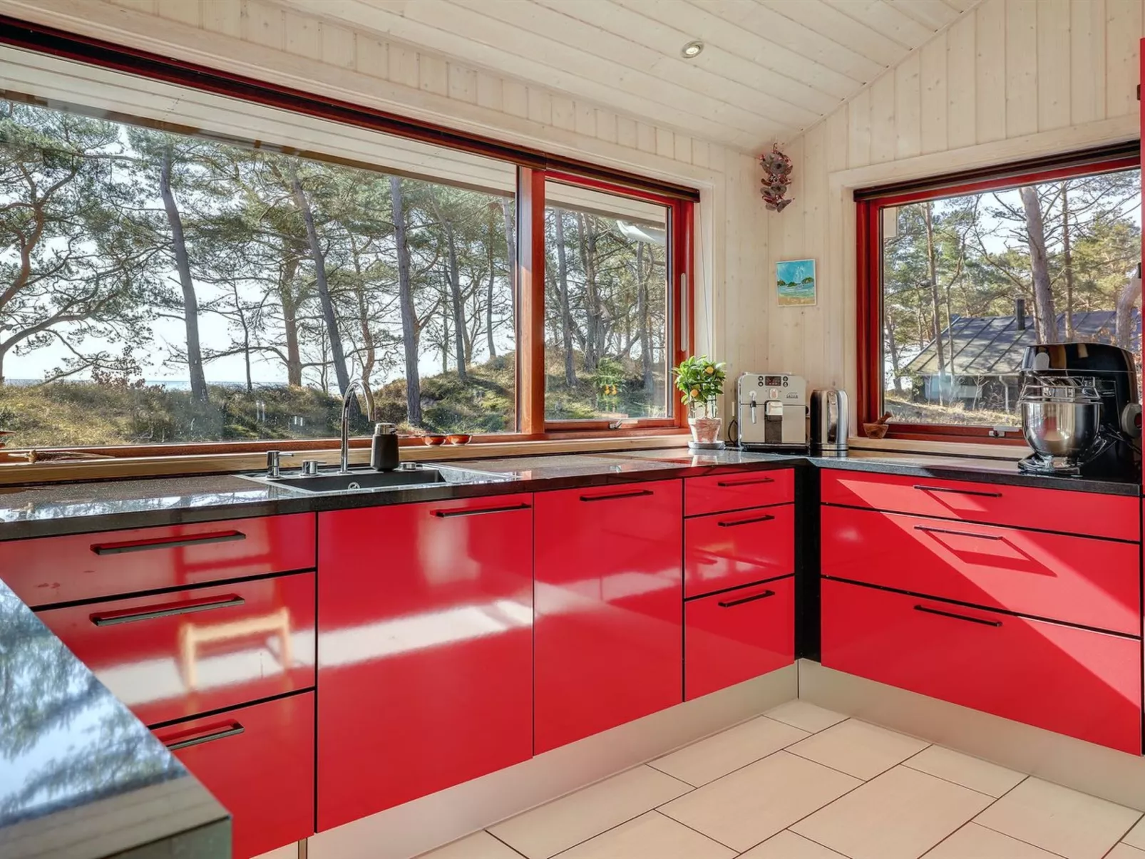 "Unto" - 25m from the sea-Drinnen