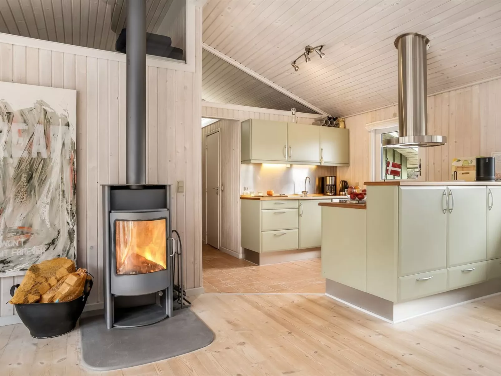 "Erwith" - 50m from the sea-Inside