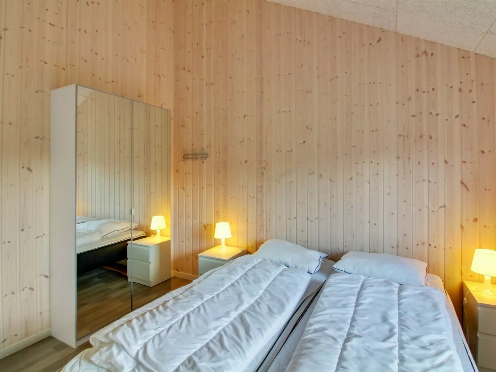 "Ethel" - 1.5km to the fjord-Drinnen