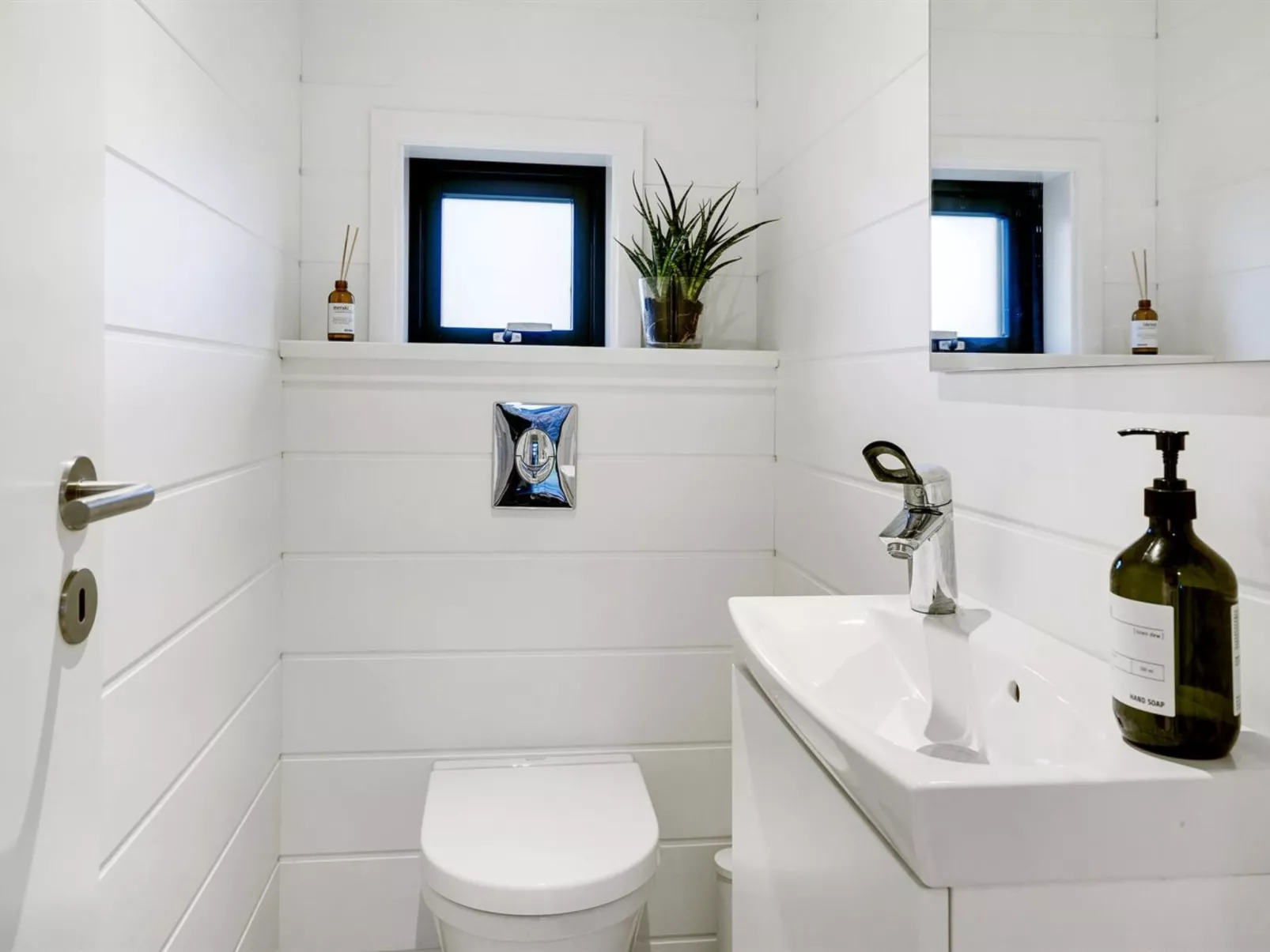 "Kjell" - 100m from the sea-Drinnen