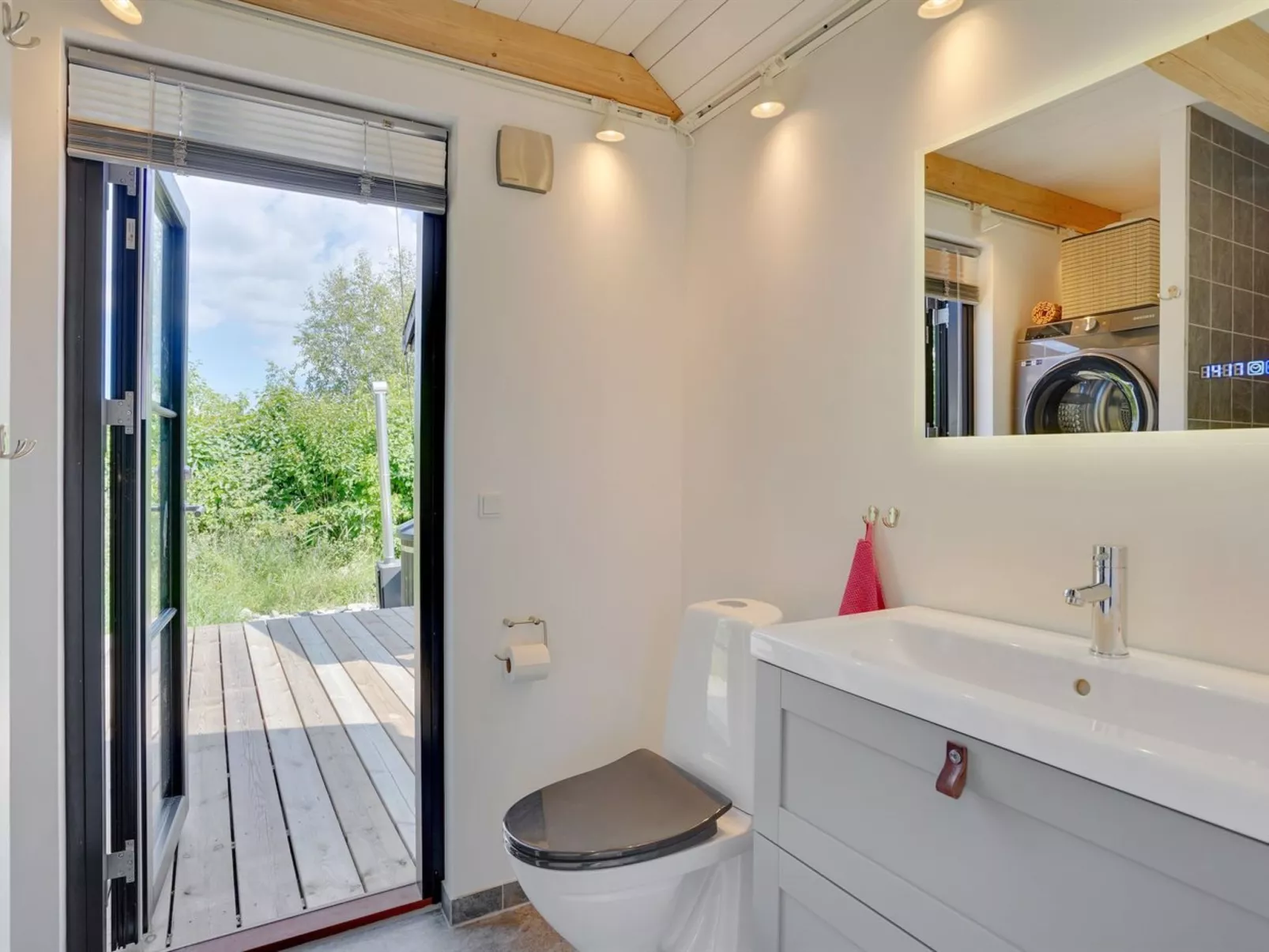 "Henrik" - 100m from the sea-Drinnen