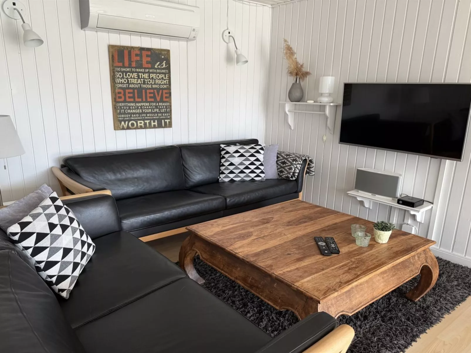 "Hallveig" - 1.1km from the sea-Drinnen