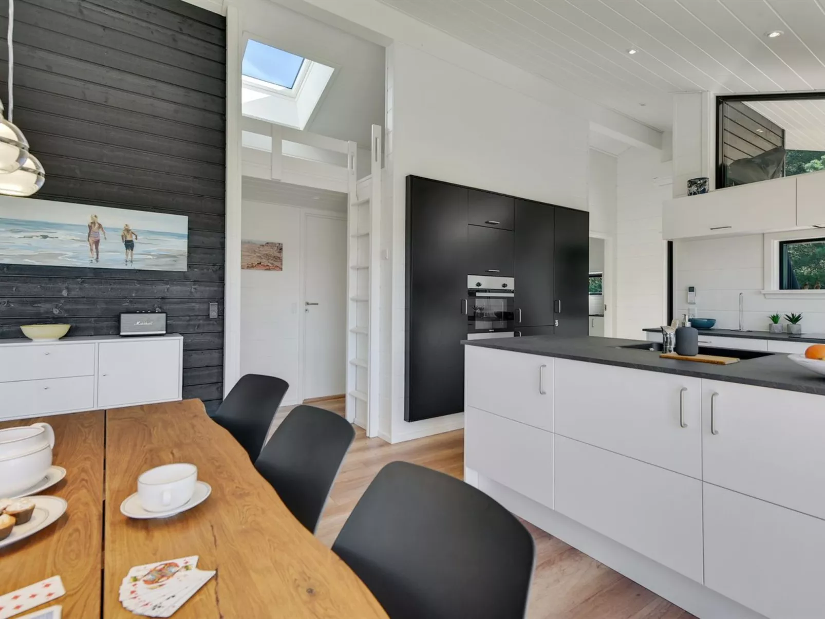 "Tea" - 2.7km from the sea-Dedans