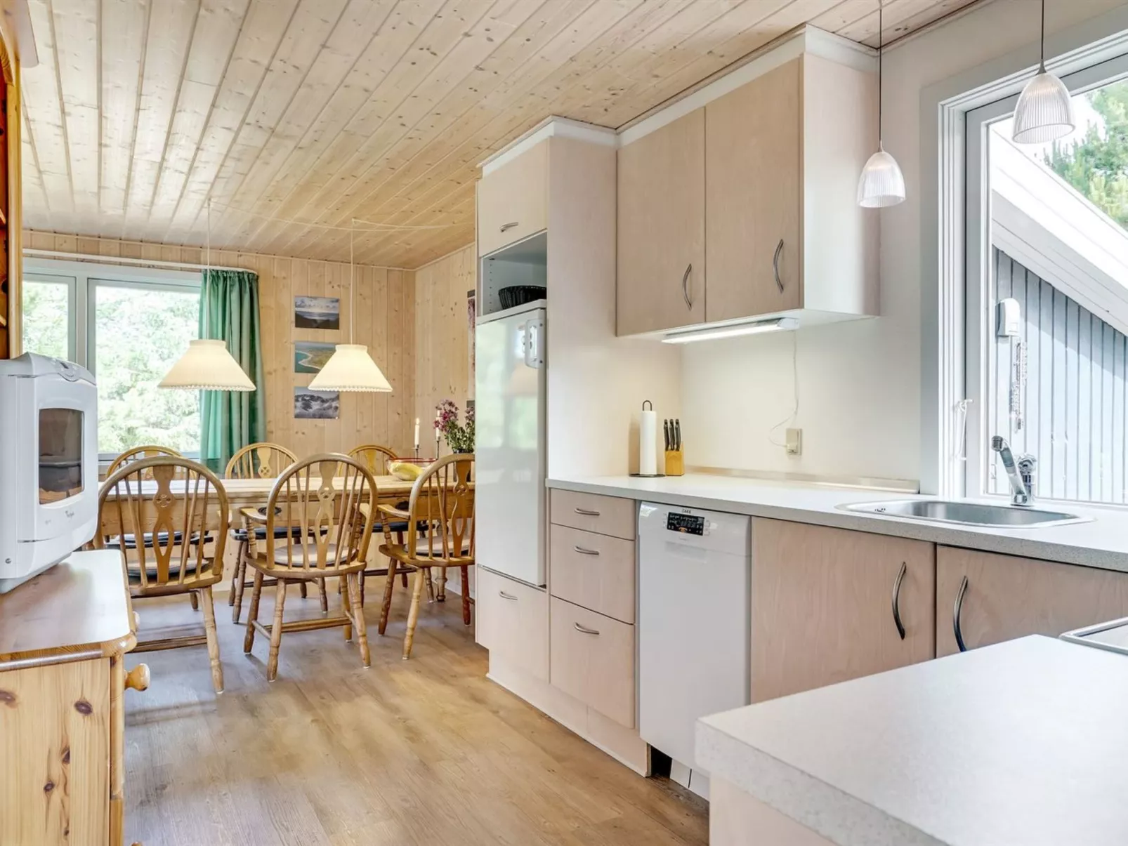 "Hughlek" - 900m from the sea-Drinnen