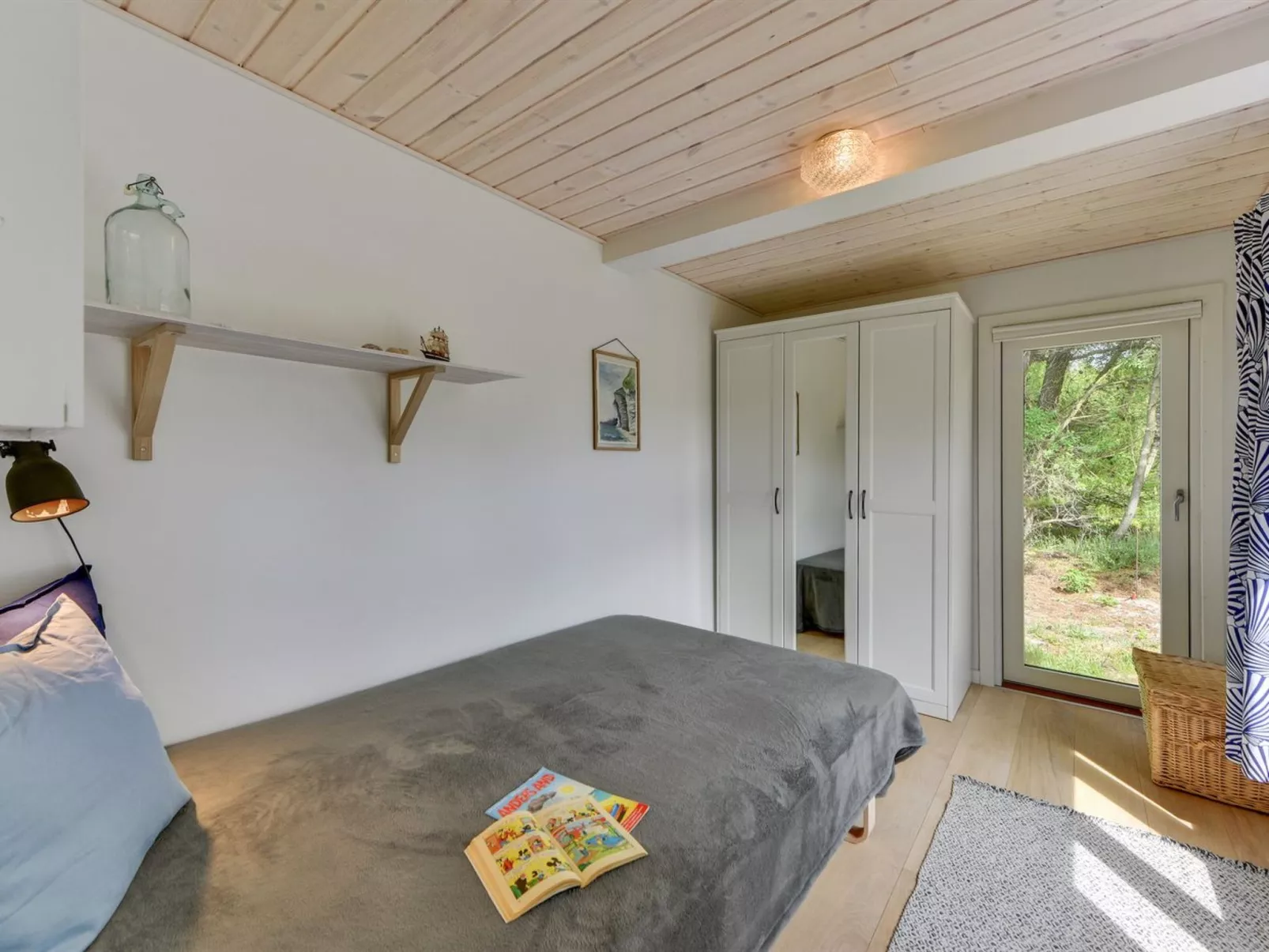 "Sebastian" - 100m to the fjord-Inside