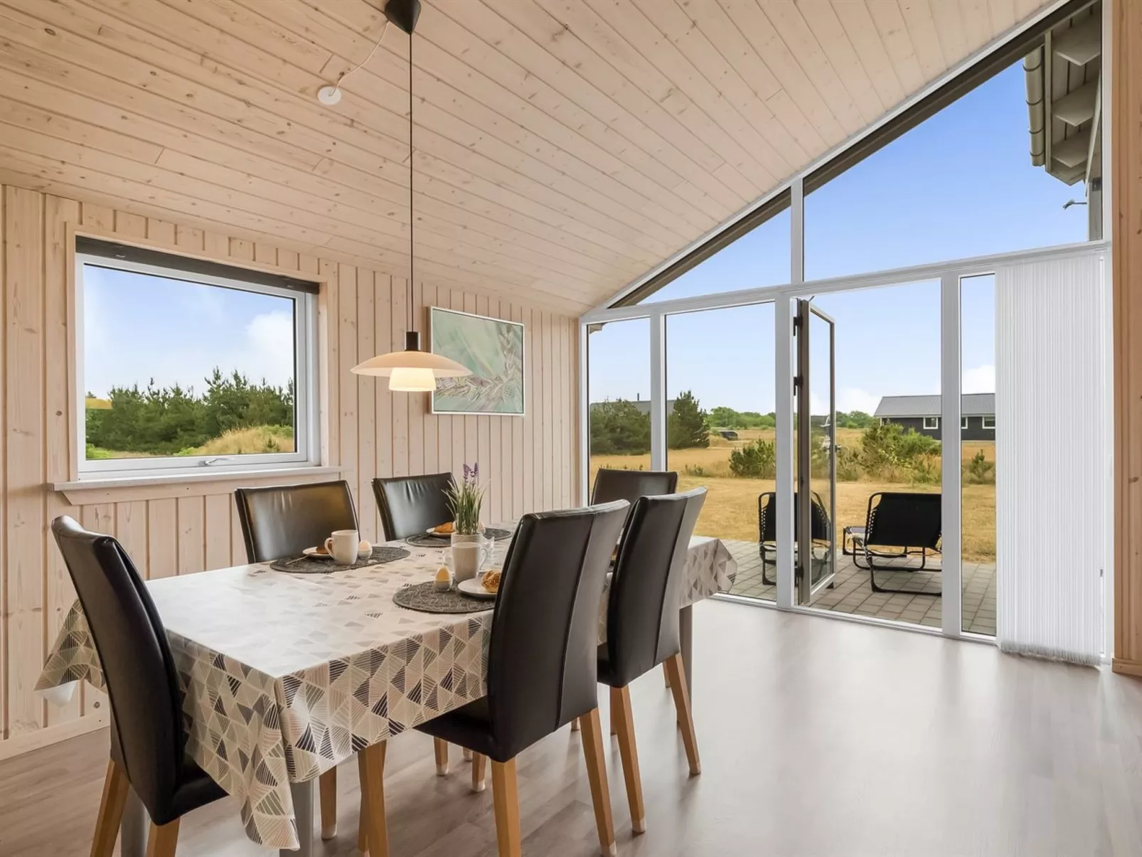 "Clement" - 500m to the fjord-Drinnen