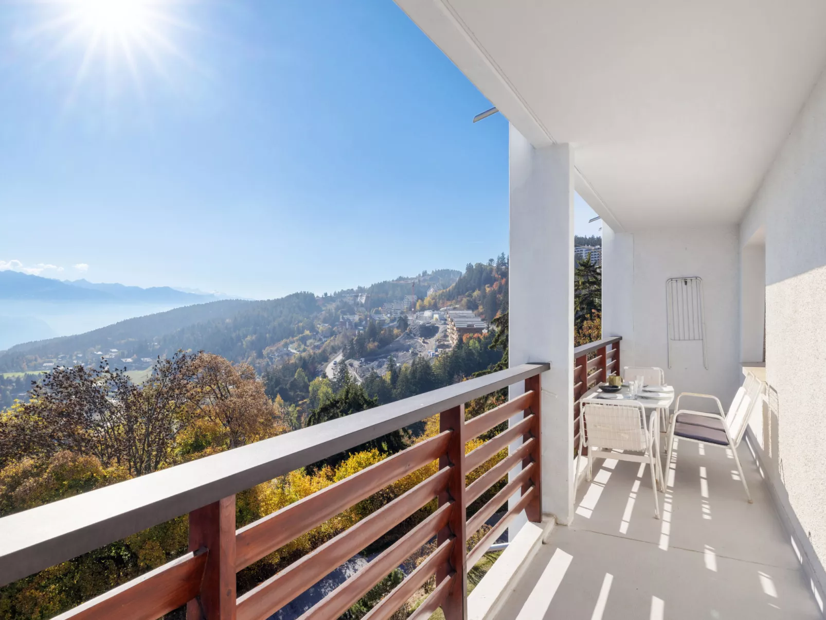 Armorial Est 72-Outside