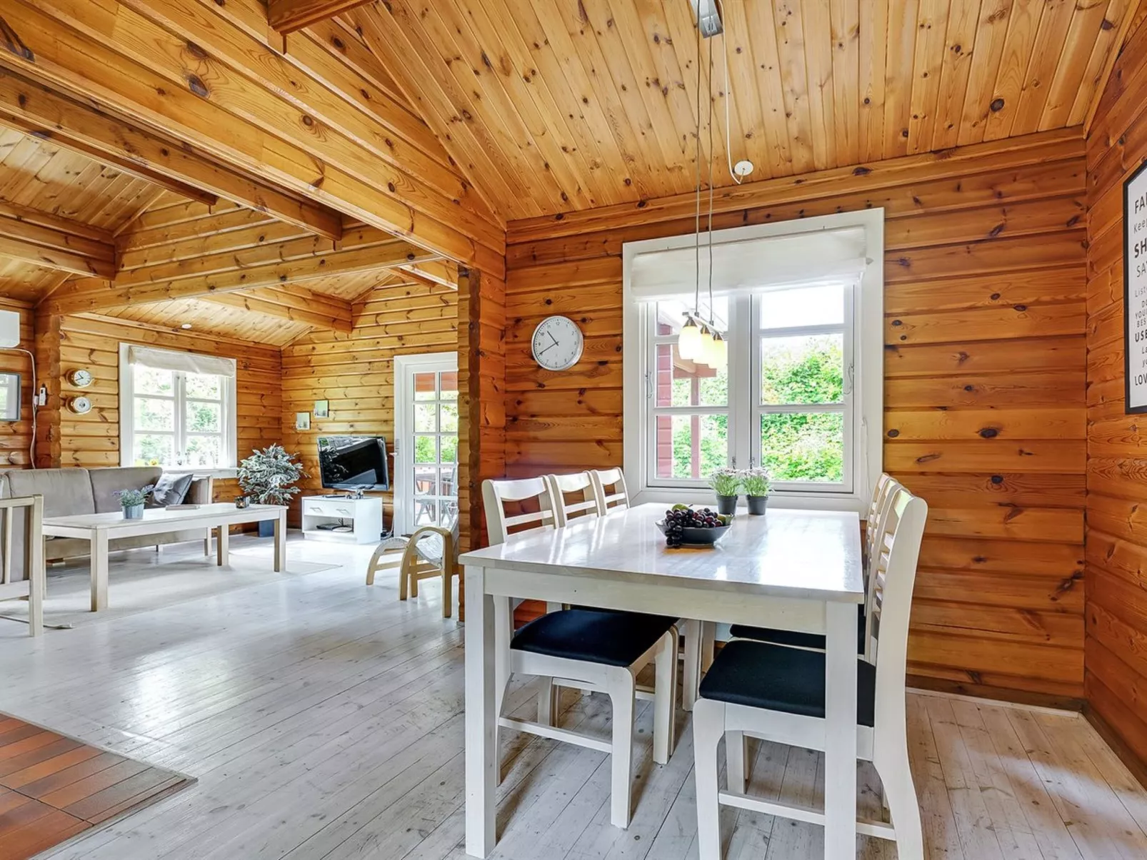 "Ernestine" - 500m to the fjord-Inside