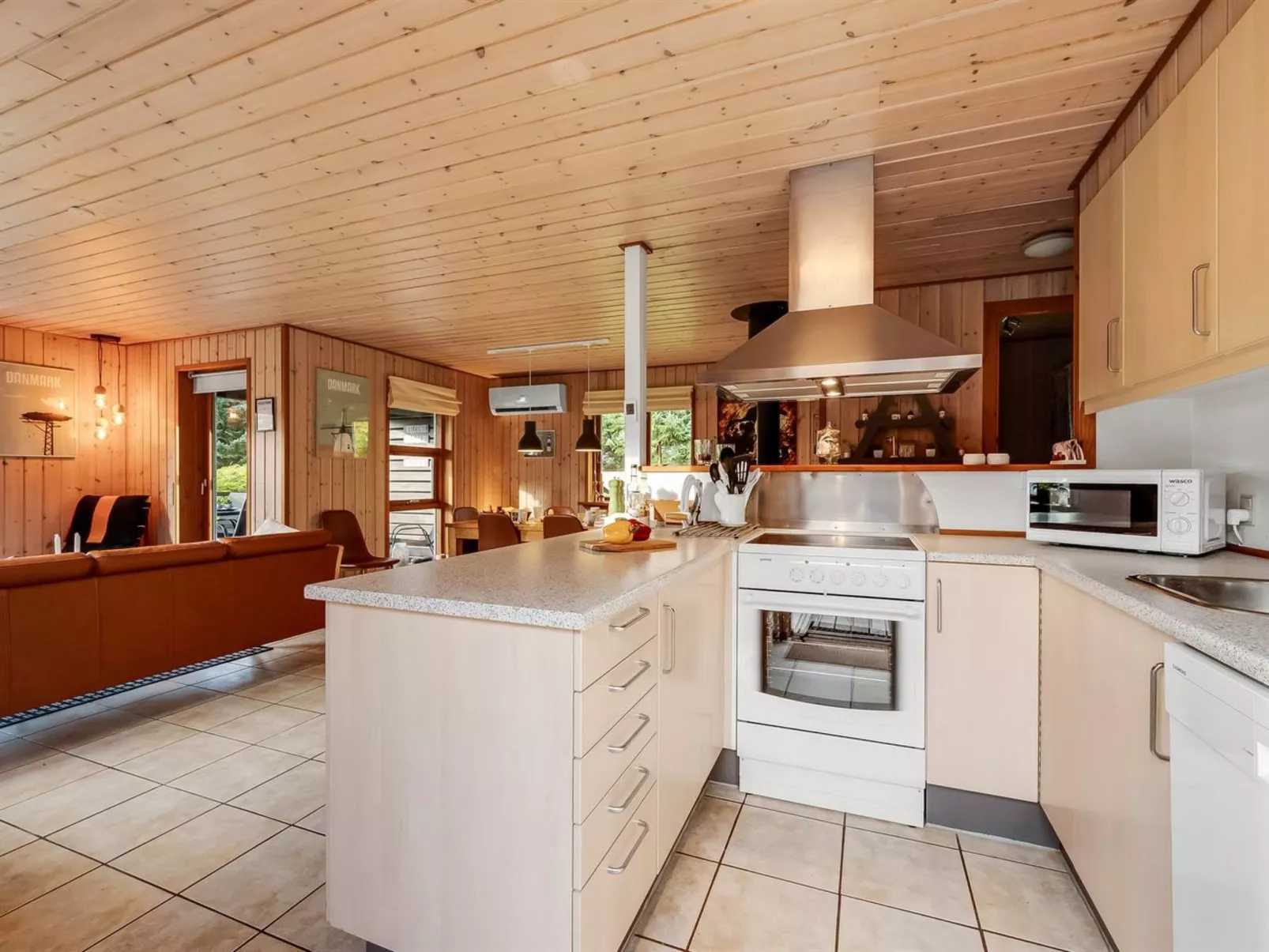 "Engeline" - 300m to the fjord-Drinnen