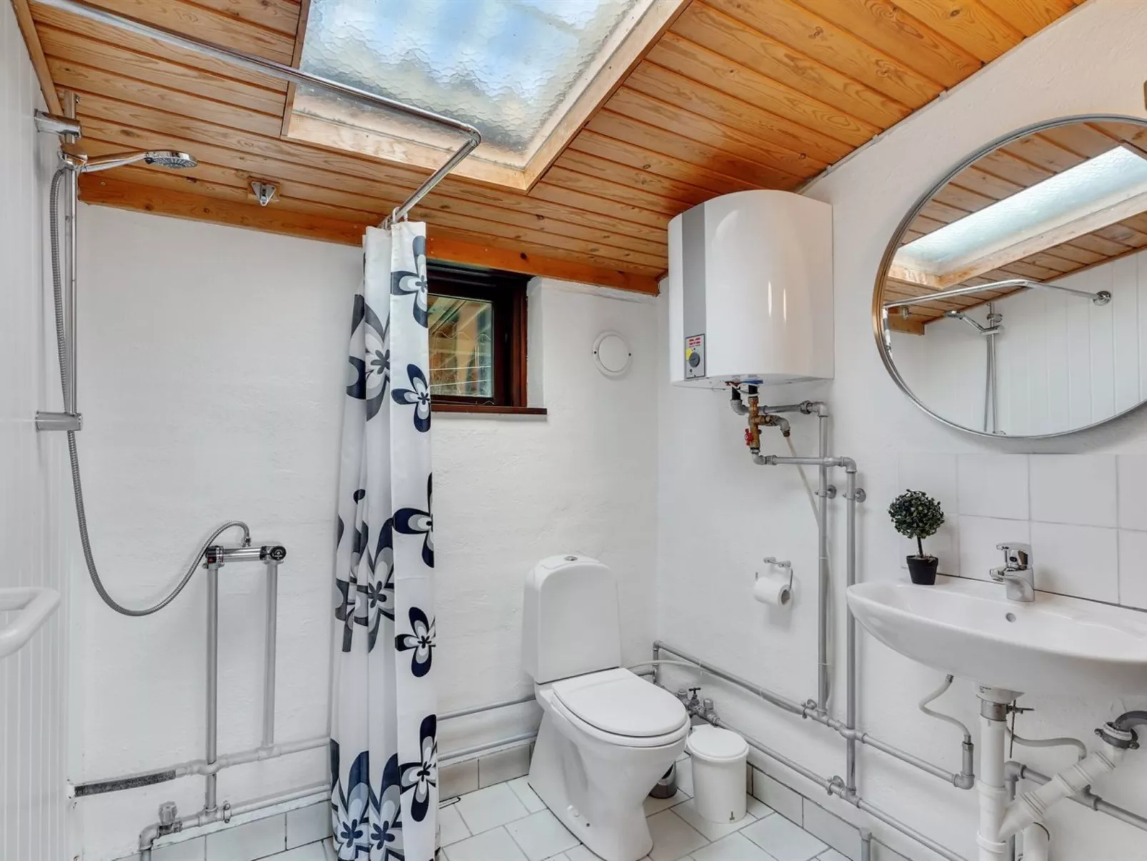 "Suki" - 650m from the sea-Inside