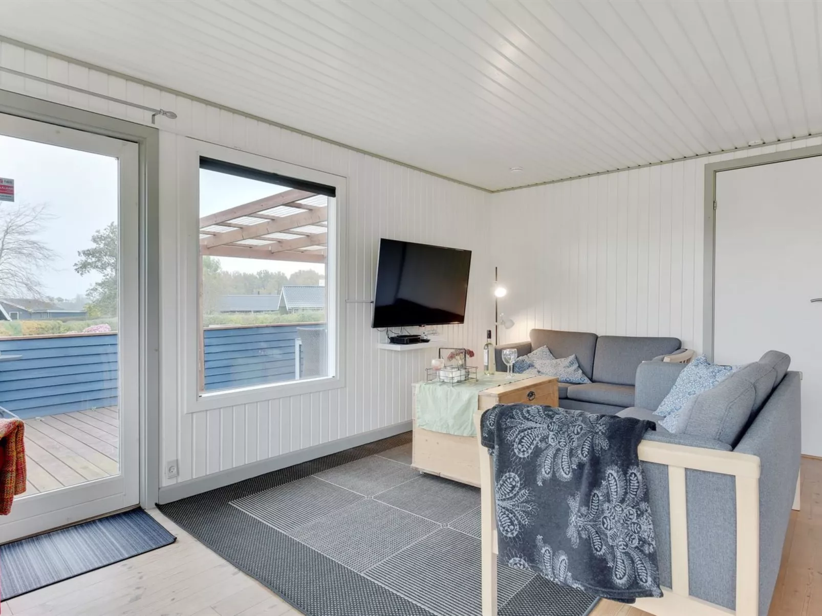 "Roar" - 500m from the sea-Drinnen