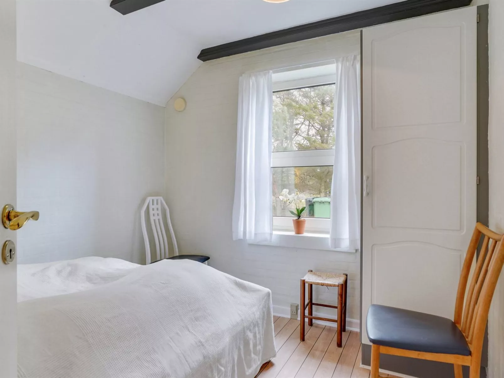 "Swening" - 2.1km from the sea-Drinnen