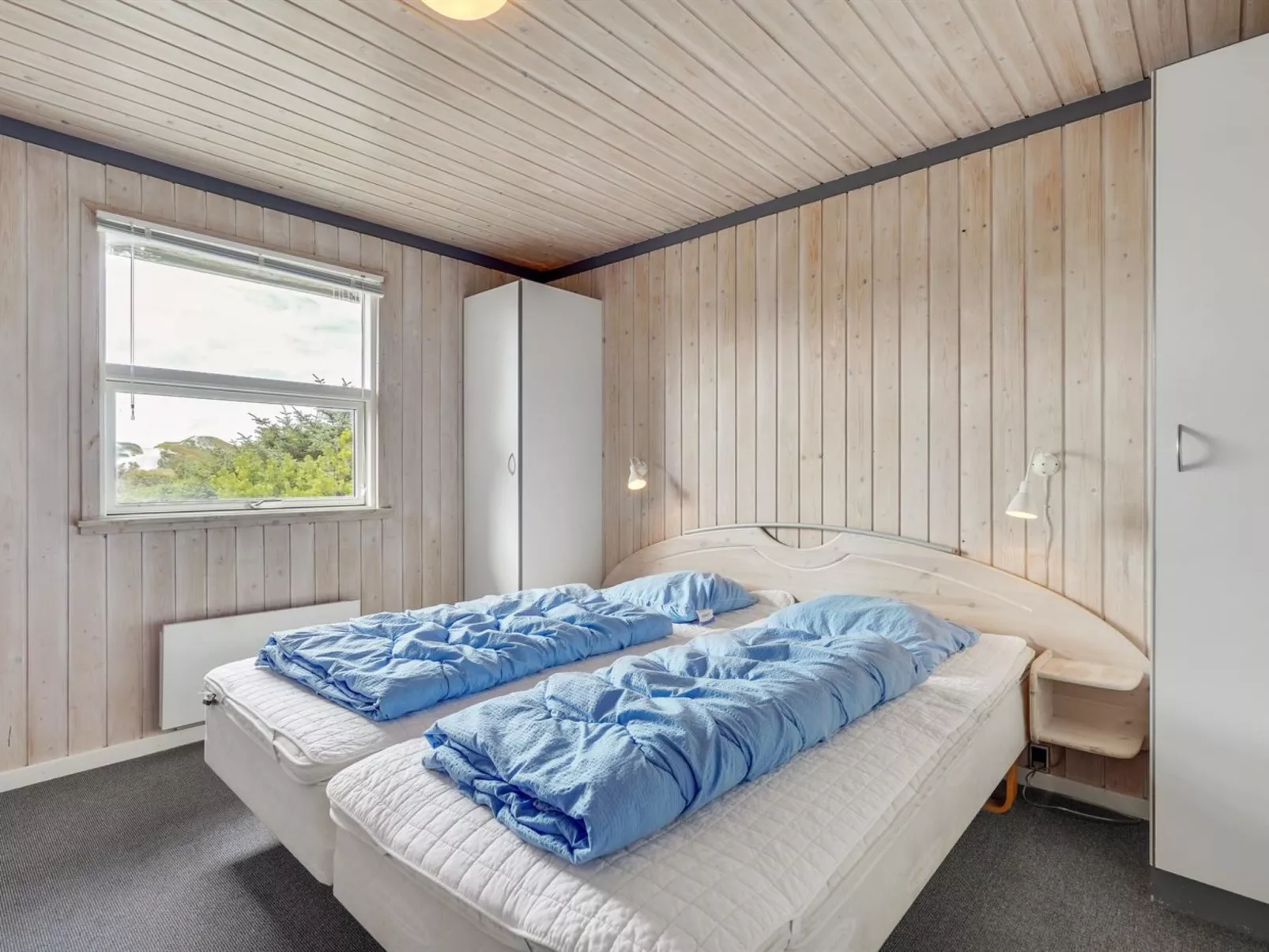 "Anthonette" -  from the sea-Drinnen