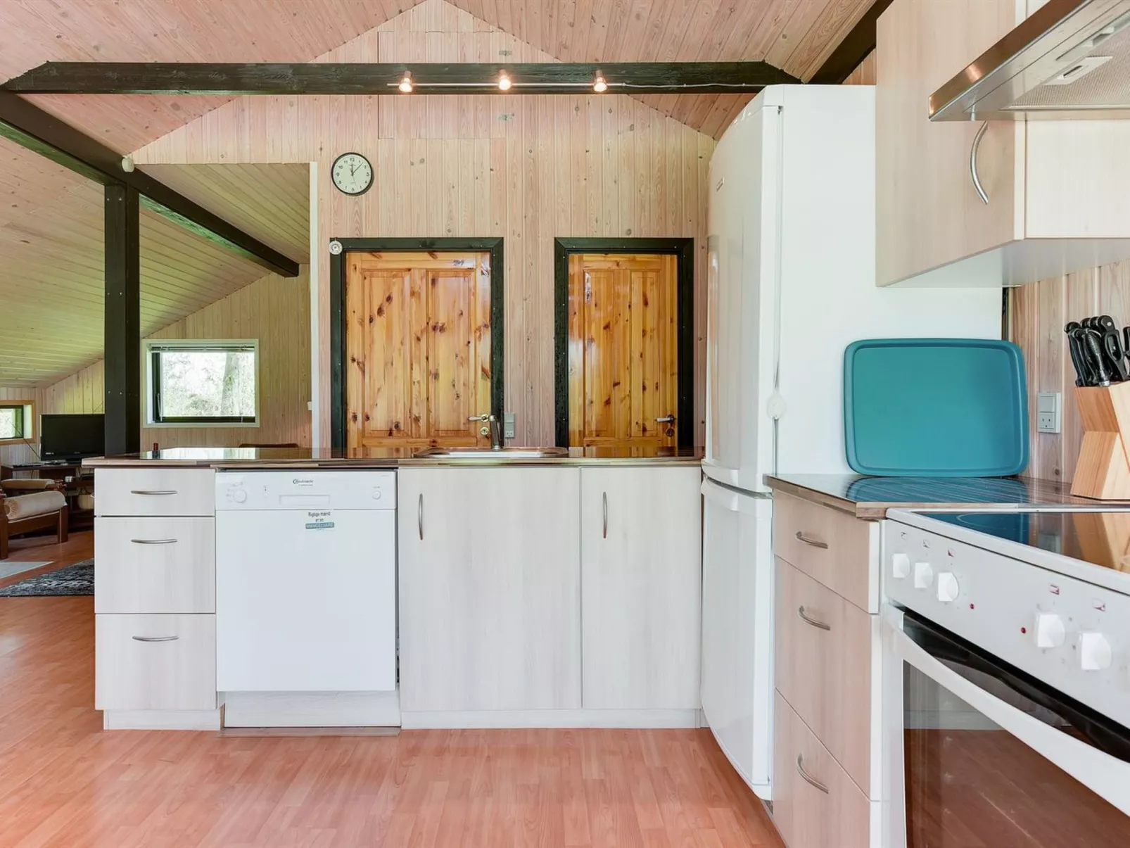 "Henna" - 550m to the fjord-Drinnen