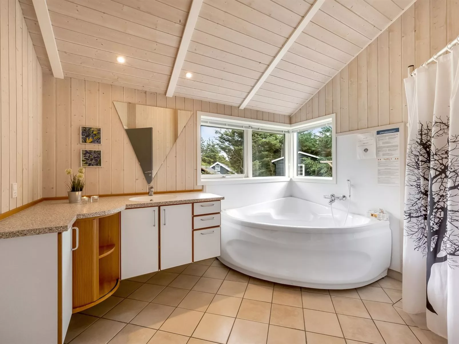 "Leona" - 250m to the fjord-Inside