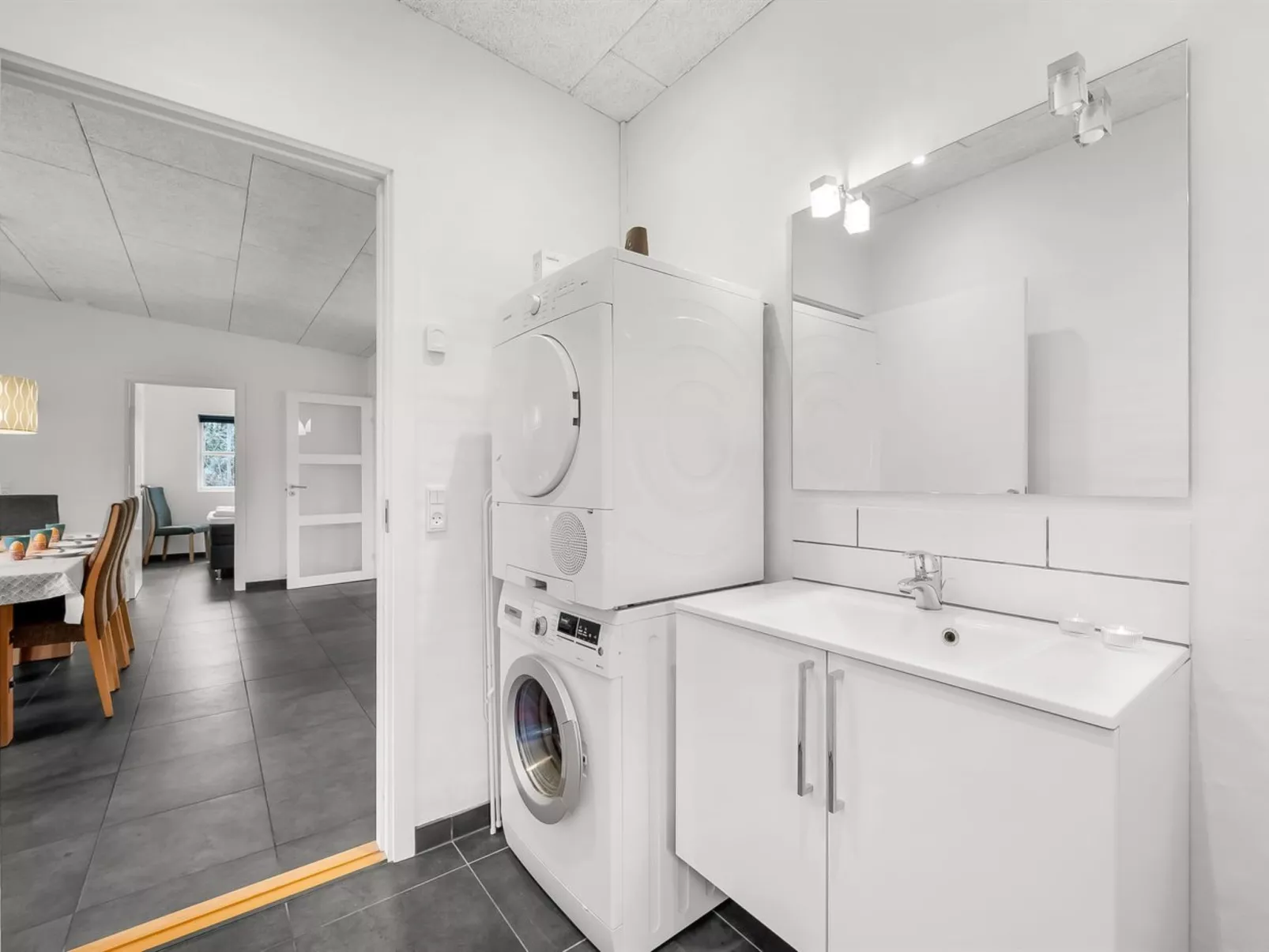 "Jarven" - 500m to the fjord-Dedans