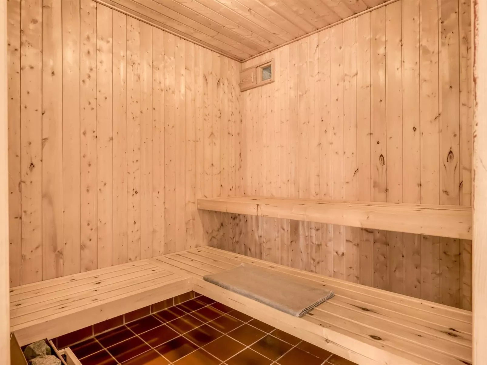 "Yall" - 1km from the sea-Inside