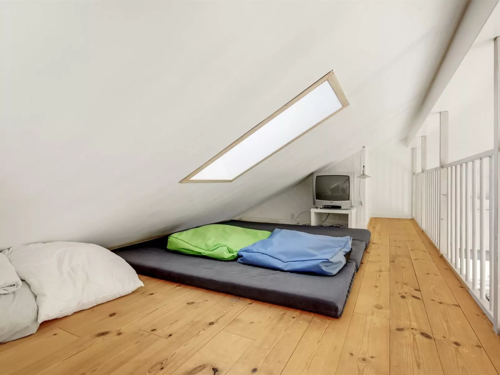 "Donka" - 300m to the fjord-Drinnen