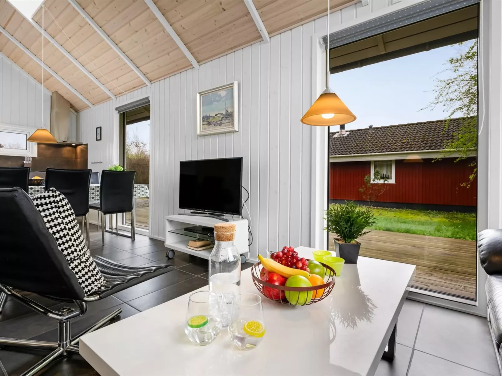 "Ketilbiorn" - 1.2km to the fjord-Inside