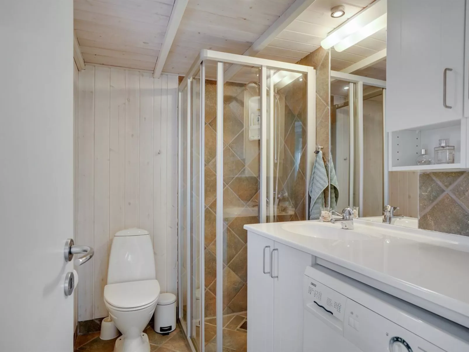 "Yara" - 1km to the fjord-Inside