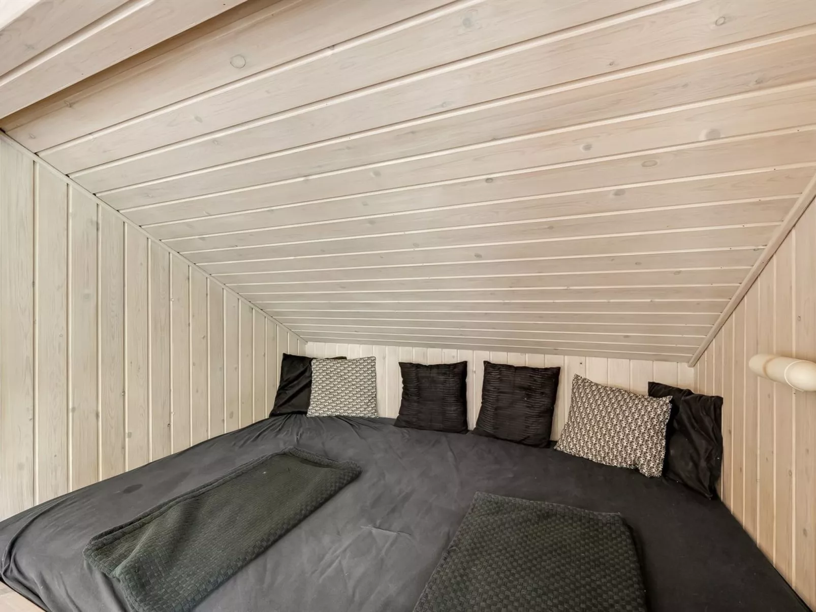 "Wenche" - 600m to the fjord-Inside