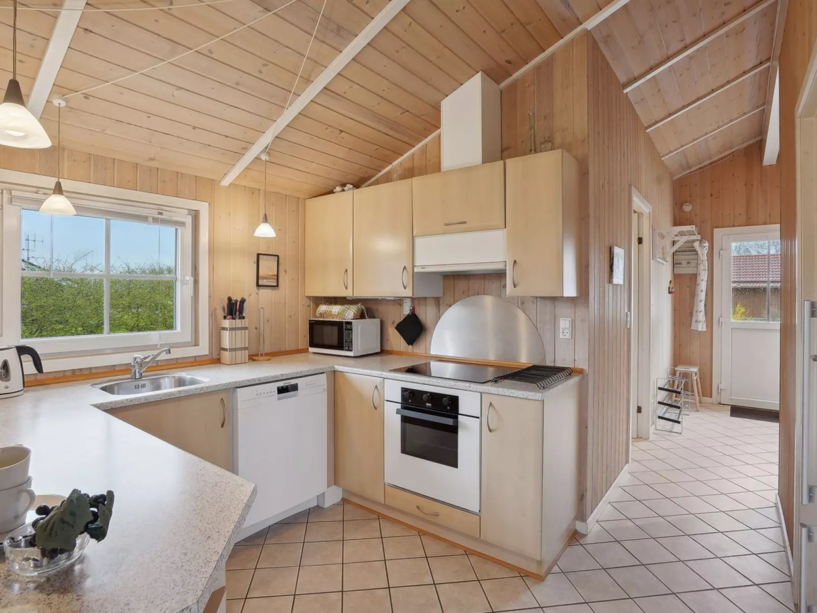 "Tinka" - 1.2km to the fjord-Inside